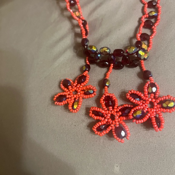 NWT womens red and iridescent flower necklace - Picture 2 of 4